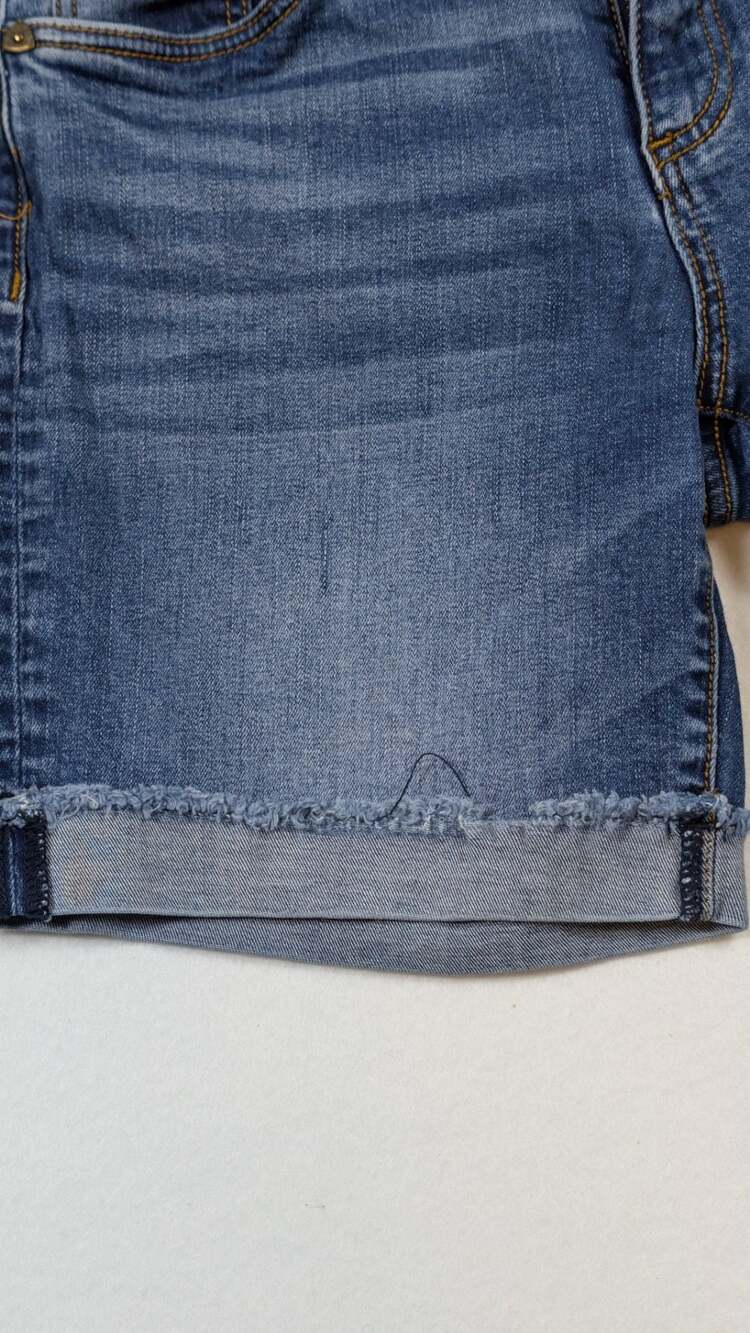 KUT from the Kloth Katy Boyfriend Denim Shorts Medium Wash Cuffed Raw Hem Size 2 - Picture 9 of 14